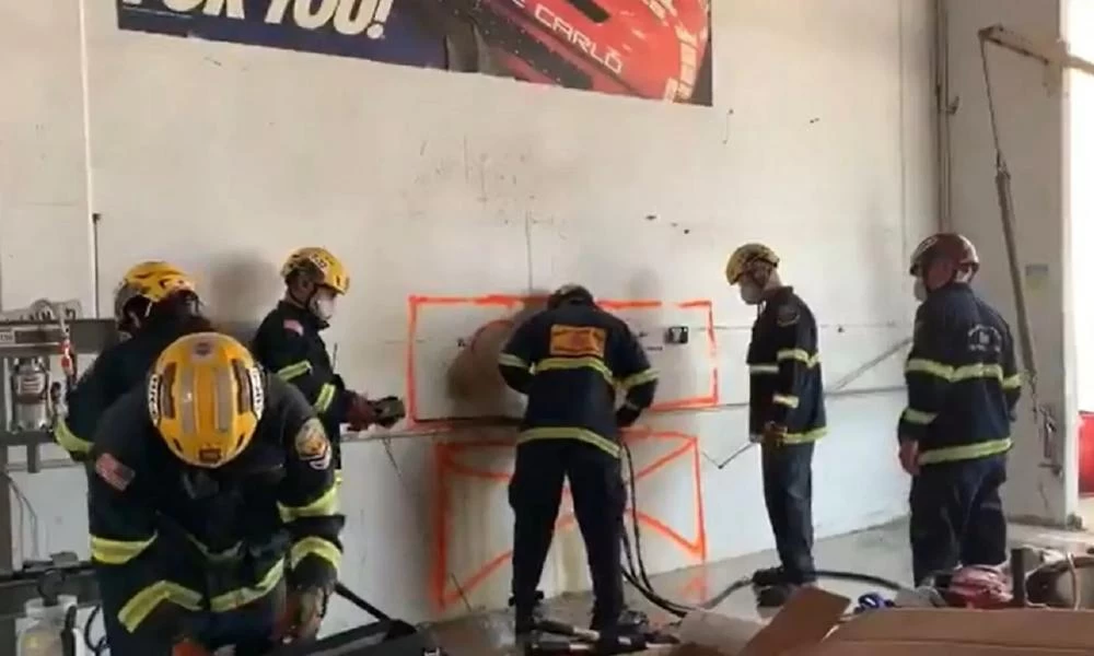 Καλιφόρνια: Γυναίκα "σφήνωσε" ανάμεσα σε δύο κτίρια και ούρλιαζε (βίντεο)